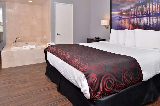 غرفة بسرير كينج بحوض جاكوزي، Emerald Inn on Sunset 4/7