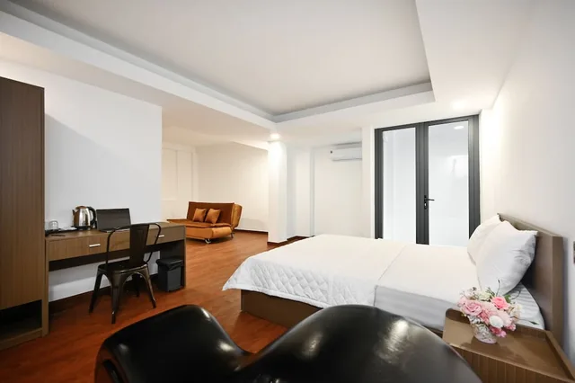 غرفة بريميوم ديلوكس بسرير كوين مع أريكة بحوض استحمام، Yoko Airport Saigon Hotel 4/6