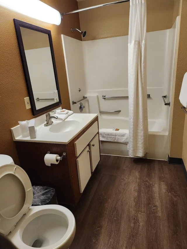 Efficiency, Queen Bed, Accessible، Suburban Studios Columbus East 2/2