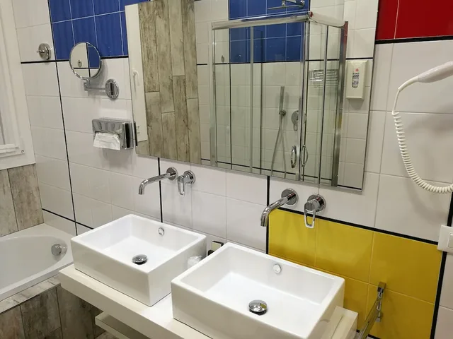 غرفة ديلوكس بسرير كوين وسرير فردي بحوض استحمام، Residence Eleonora 5/7