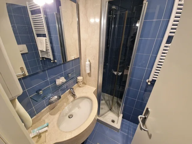 غرفة قياسية بسرير كوين، City Hotel 9/10