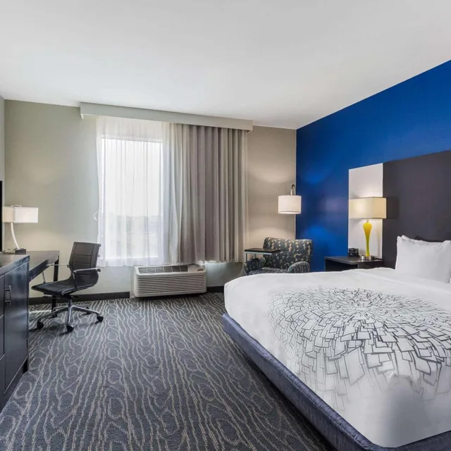 غرفة بسرير كينج بحوض استحمام لذوي الإعاقة، La Quinta Inn And Suites Odessa North Sienna Tower 4/8