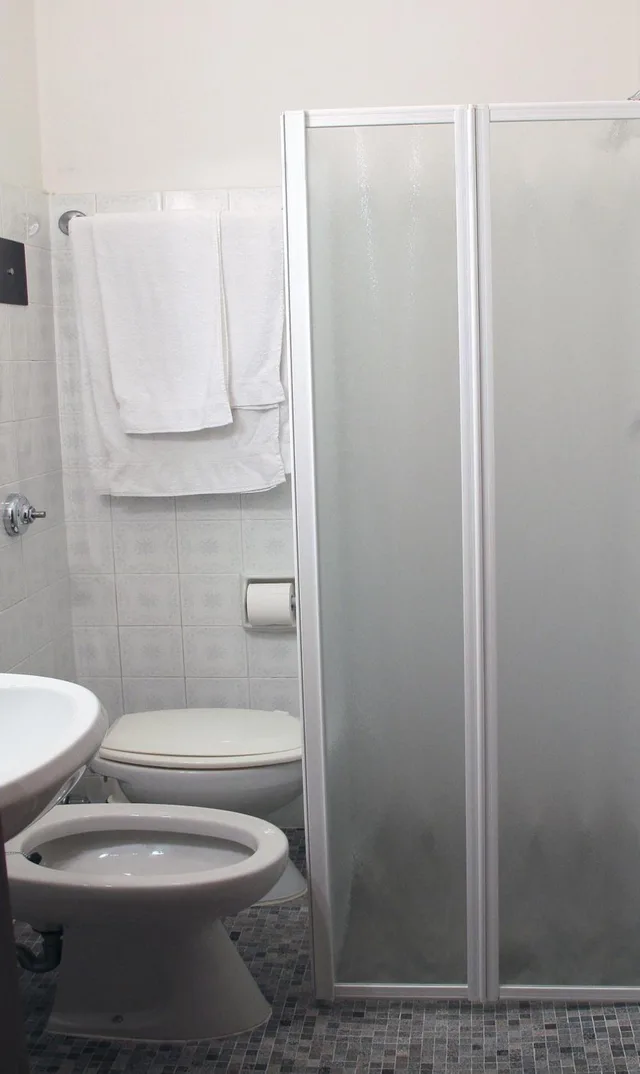 غرفة ثلاثية، Hotel Midi 10/10