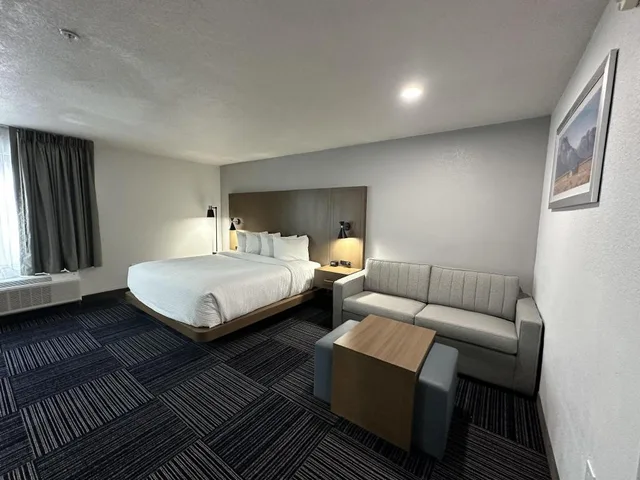 غرفة بسرير كينج مع أريكة بحوض استحمام لذوي الإعاقة، Best Western Cheyenne 2/4