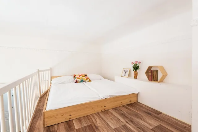 Mezzanine, 2 Bedrooms, Grand, Apartment, 5 Beds, Bunk Bed, 3 Double Beds, Sofa, Kitchen، Hybernska Apartments 9/10