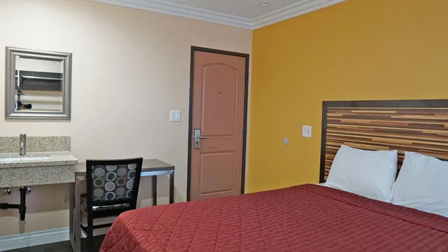 غرفة بسرير كوين بحمام مشترك، Holly Crest Hotel - Los Angeles, LAX Airport 1/3