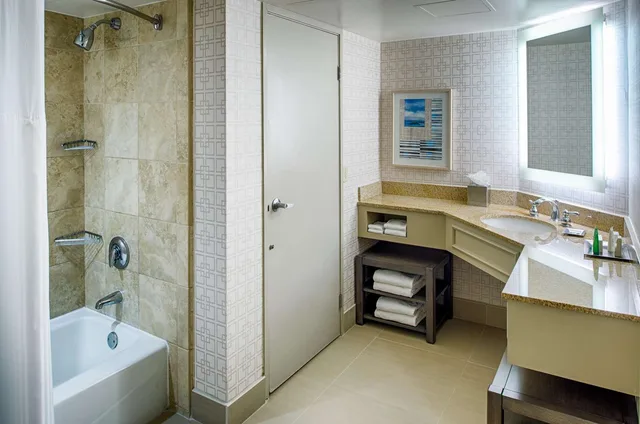 غرفة بسريرين كوين بإطلالة على الفناء بشرفة، Hilton San Diego Del Mar 2/4