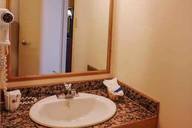 غرفة سوبيريور بسريرين مزدوجين، Rodeway Inn Gaspe 7/9