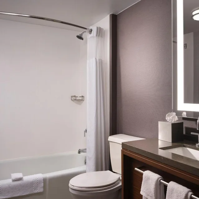 غرفة بسرير كوين بحوض استحمام لذوي الإعاقة، Courtyard Los Angeles Century City Beverly Hills 8/10