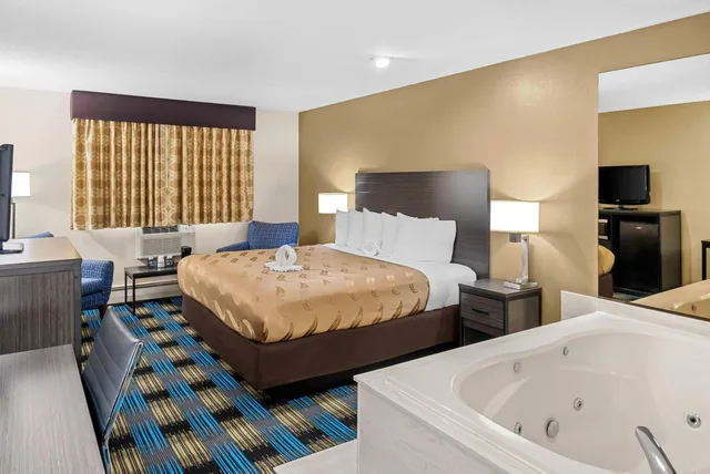 غرفة بسرير كينج بحوض جاكوزي، Rodeway Inn Grandville - Grand Rapids 5/10