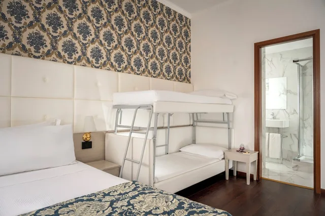 غرفة كلاسيكية رباعية بسرير مزدوج وسرير بطابقين، Hotel Re Enzo 5/8
