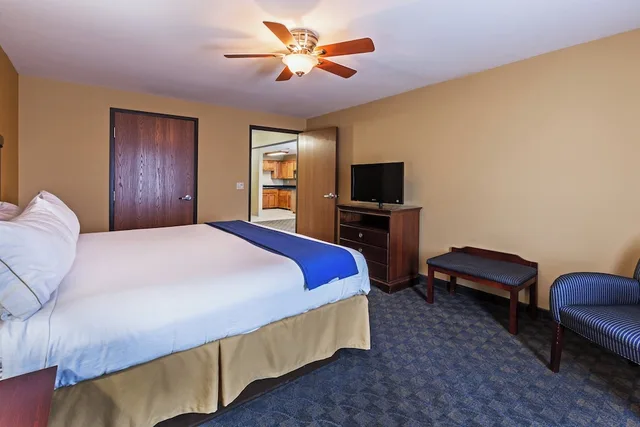 جناح بسرير كينج وسرير كوين مع أريكة، Holiday Inn Express Hotel And Suites Corpus Christi Nw Calallen 1/3
