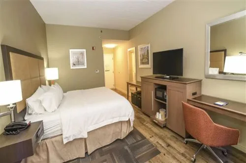 Room, Queen Bed, Hampton Inn Cincinnati Eastgat 1/1
