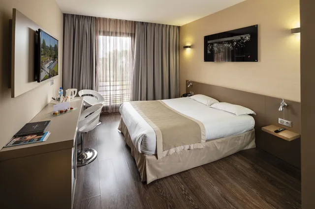 غرفة قياسية بسرير مزدوج، Grand Prix Hotel 2/9