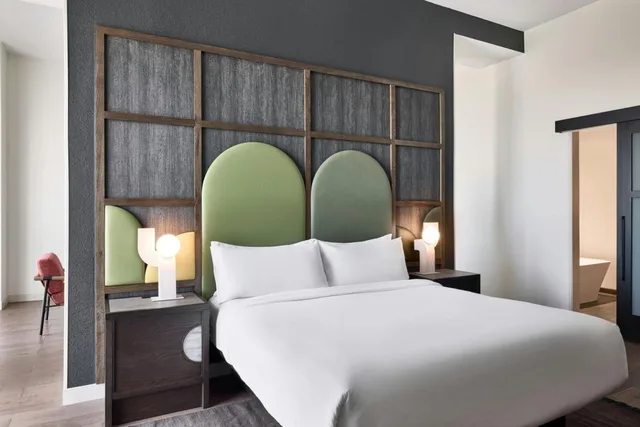 جناح كلوب بسرير كينج، Renaissance Phoenix Glendale Hotel And Spa 7/10