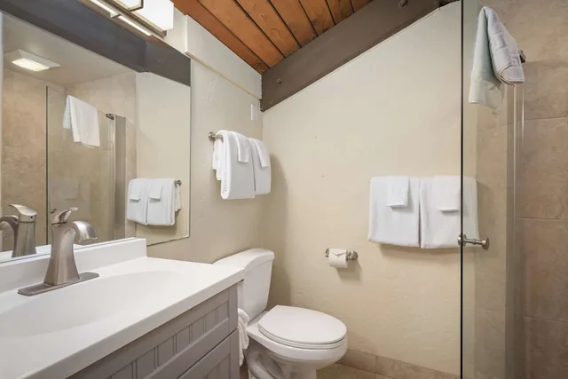 2 Bedrooms, Suite, King and Twin Beds, Ocean Front، Aston At Papakea Resort 1/2