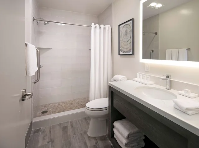 غرفة ديلوكس بسرير كينج بحوض استحمام، Seacliff Inn Aptos, Tapestry Collection by Hilton 7/10