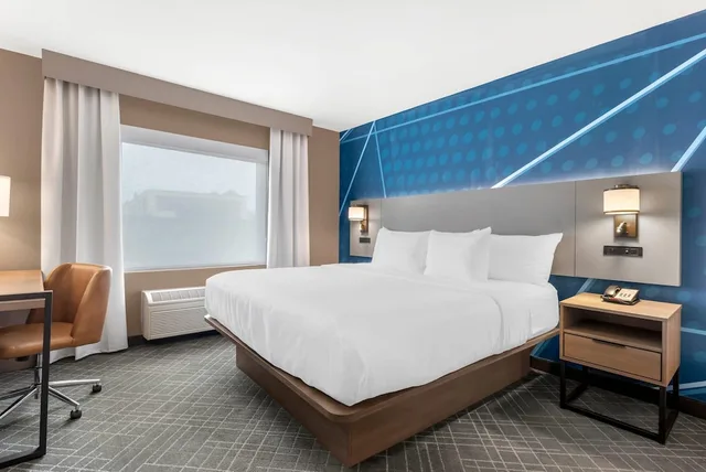 غرفة بسرير كينج لذوي الإعاقة، Comfort Inn Suites Suwanee Sugarloaf 2/6