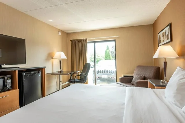 غرفة قياسية بسرير كوين مع أريكة، Clarion Pointe Campbellton 4/5