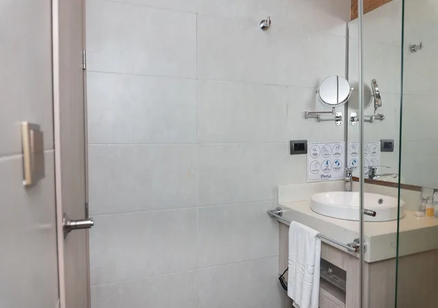 غرفة ديلوكس بسرير كينج وسريرين منفصلين، Perla Suite Hotel 5/6