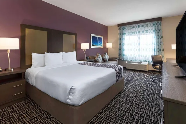 غرفة تنفيذية بسرير كينج لذوي الإعاقة، La Quinta Inn & Suites by Wyndham Wichita Airport 4/4