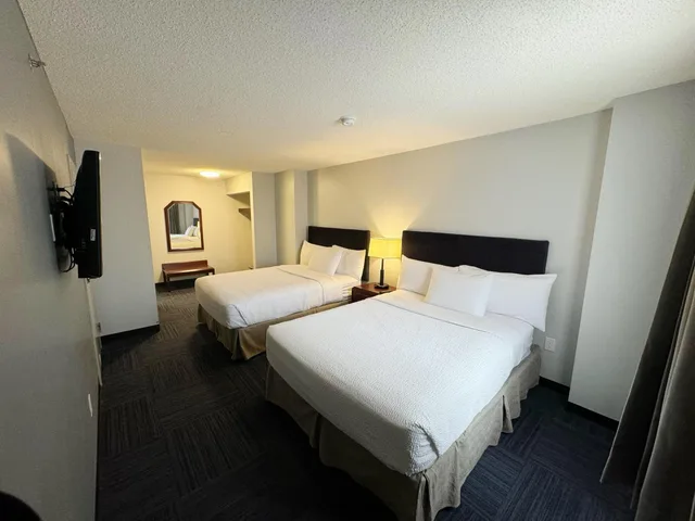 جناح عائلي، Divya Sutra Plaza and Conference Centre Calgary Airport 9/10