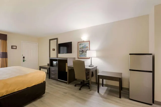 Room, King Bed, Exterior Entrance, Smoking، Quality Inn & Suites Greensboro near Lake Oconee 1/3