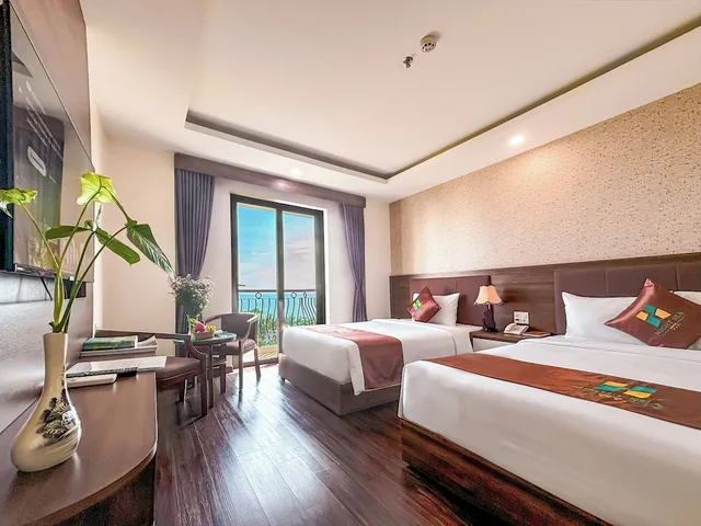 غرفة ديلوكس بسرير كوين وسرير فردي بإطلالة على الحديقة بشرفة، Night Sea Hotel 10/10