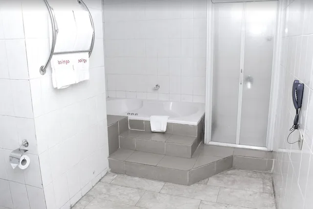 غرفة قياسية بسرير مزدوج، Bolingo Hotel Towers 2/2