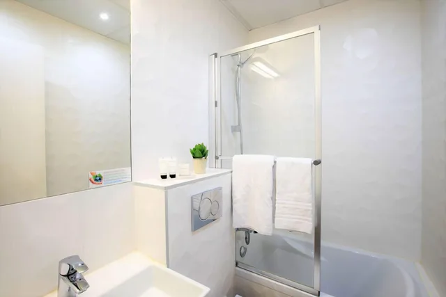 غرفة ثلاثية بسرير مزدوج، Hotel Romance Malesherbes By Patrick Hayat Formerly Romance Malesherbes 10/10