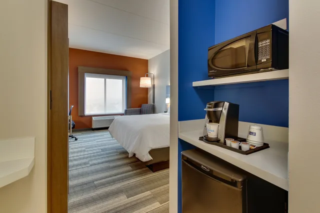 جناح بسرير كينج بمنطقة جلوس، Holiday Inn Express & Suites Nashville Metrocenter Downtown 8/8