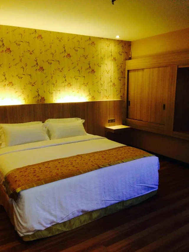 Deluxe, Queen Bed, No Window، Mandarin Hotel 3/9