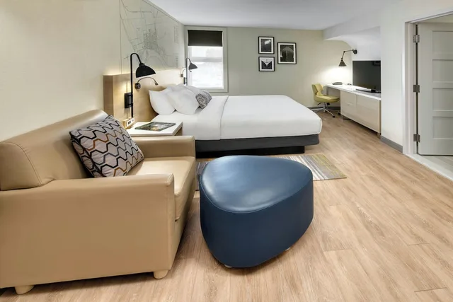 غرفة بسرير كينج بمطبخ صغير، The Insignia Hotel, Sarnia, a Tribute Portfolio Hotel 2/3