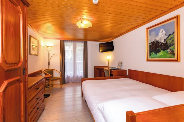 Grand, Queen Bed, Terrace, Alpenblick 1/4