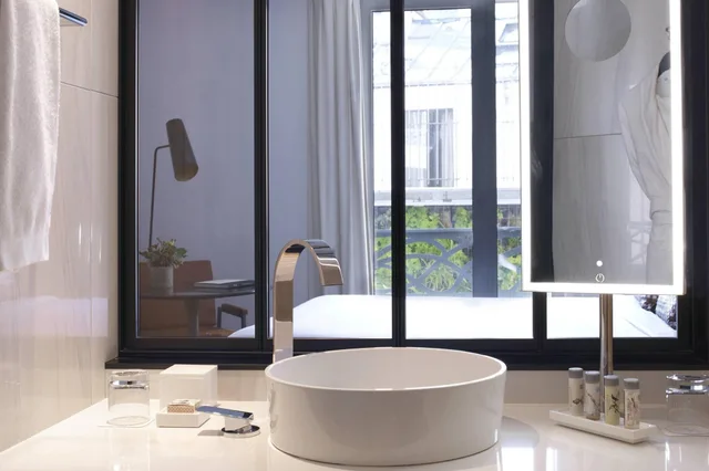 غرفة بسرير كوين بإطلالة على المدينة، Renaissance Paris Republique Hotel 10/10
