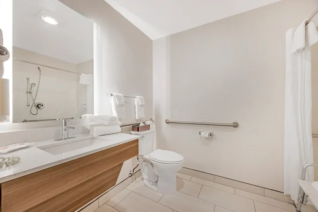 Spa, Executive, Suite, King Bed, Sofa, Accessible، Comfort Suites Salem 4/7