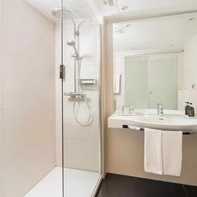 غرفة بسرير مزدوج بإطلالة على البحيرة، Seehotel Pilatus 2/3