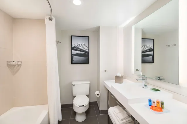 غرفة بسريرين كوين، Radisson Hotel Nashville Airport 2/3