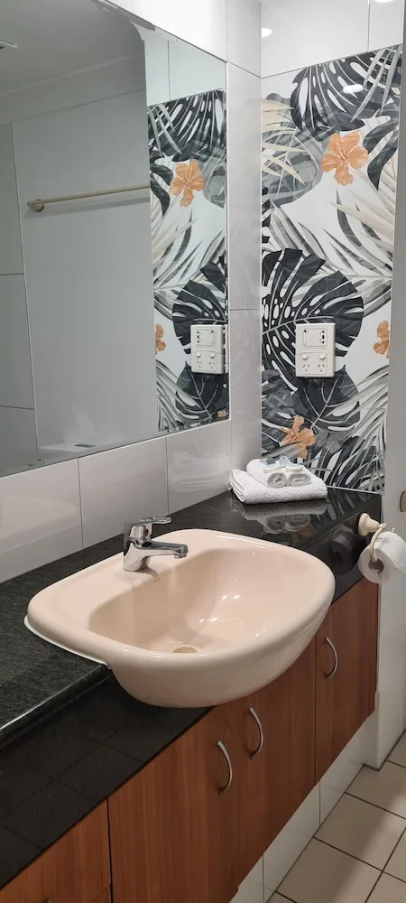 1 Bedroom, Courtyard, Deluxe, Apartment, Queen Bed, Sofa، WATERFRONT TERRACES 2/5