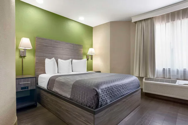 غرفة بسرير كوين، Rodeway Inn Tuscaloosa near University 3/7