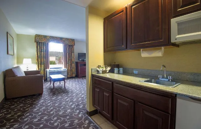 Studio, King Bed, Accessible, Hampton Inn Brattleboro 2/3