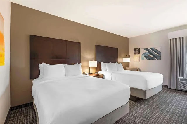 Standard, 2 Queen Beds, Comfort Inn & Suites Verona at Turning Stone Resort Casino 3/6