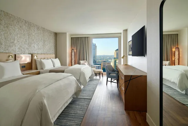 غرفة كبيرة بسريرين كوين بحوض استحمام لذوي الإعاقة، The Westin Austin Downtown 1/10