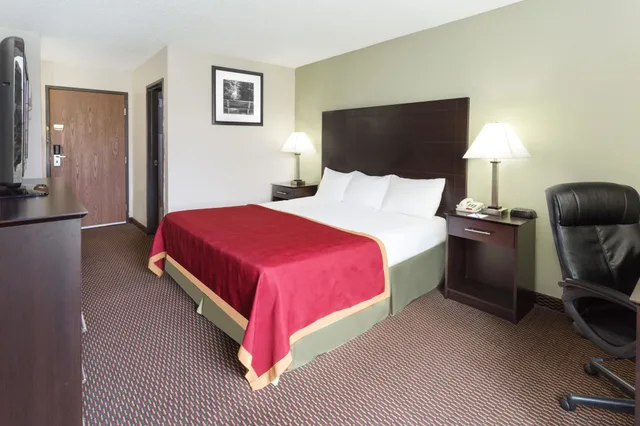 غرفة بسرير كينج لذوي الإعاقة، Baymont By Wyndham Beloit 4/10