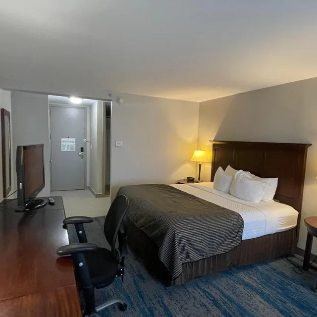 جناح استوديو بسرير كينج، Ramada by Wyndham Cleveland Independence 1/1