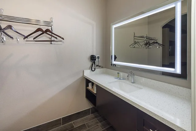 جناح سوبيريور بسرير كينج، Econo Lodge Inn and Suites Houston NW-Cy-Fair 7/9