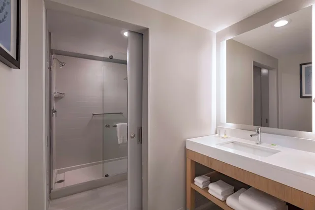 غرفة بسرير كينج مع أريكة في طابق مرتفع، Hyatt Place Austin / Lake Travis / Four Points 3/3