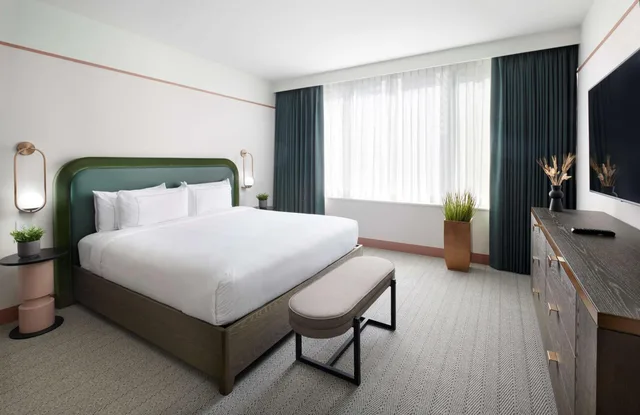 جناح بسرير مزدوج بغرفة نوم واحدة، The Westley Calgary Downtown, Tapestry Collection by Hilton 4/8