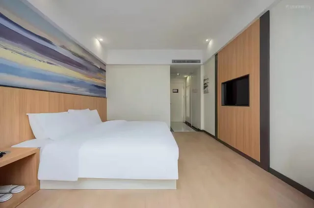 Room, Queen Bed, Starway Hotel at Pudong 2/2
