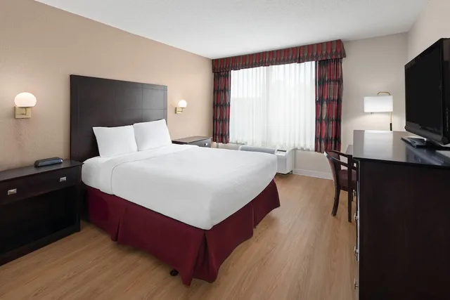 Room, Queen Bed, Exterior View, Accessible, Quality Inn & Suites Grayling, MI 3/7
